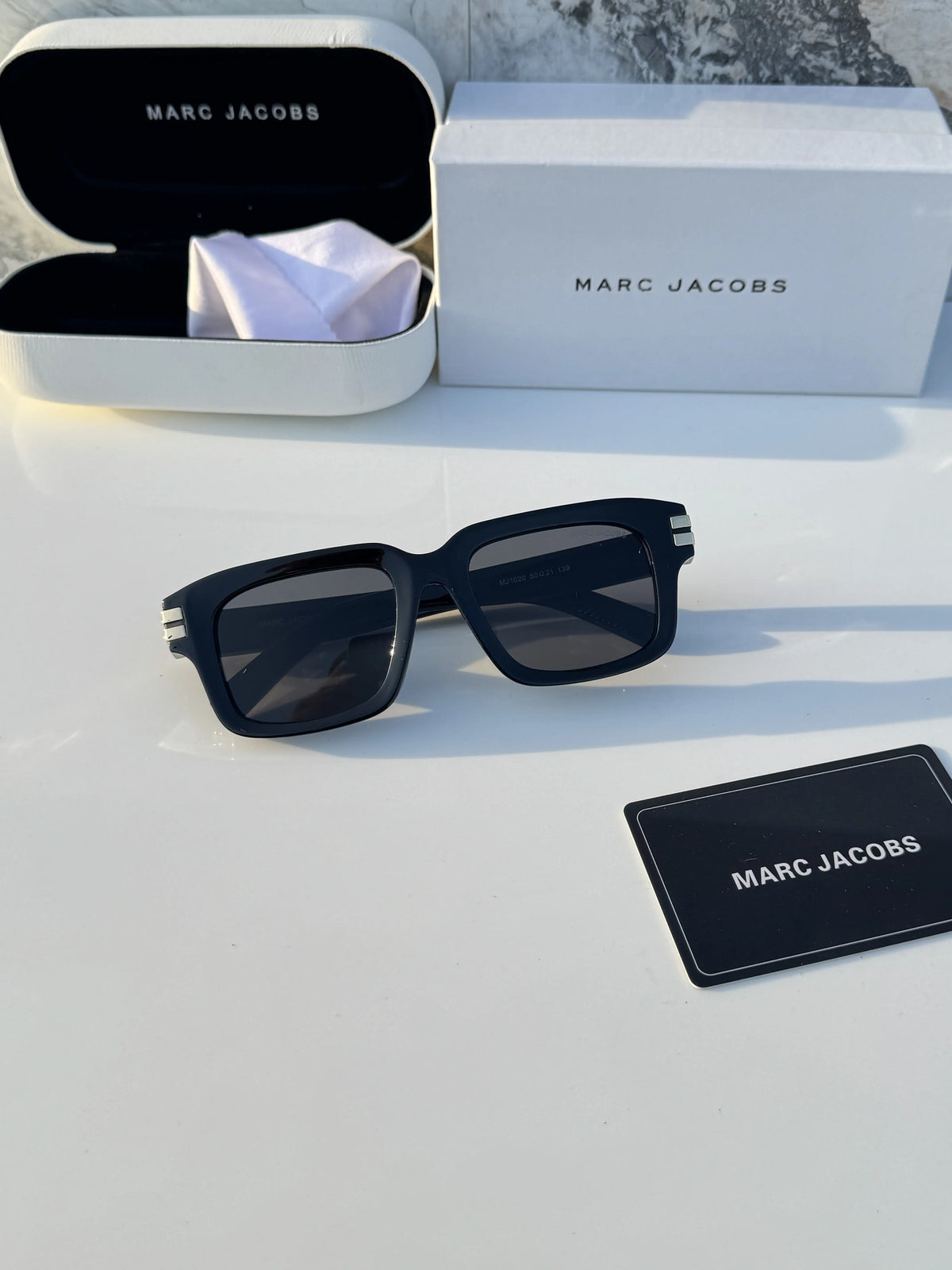 Marc_jacobs_1020_black_gold