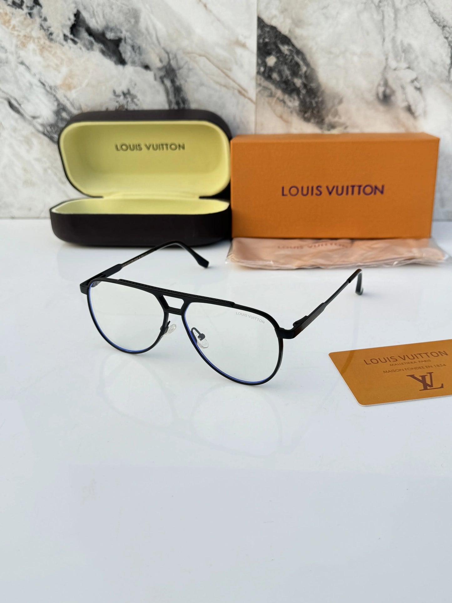 Louis_vuitton_532_black_plano